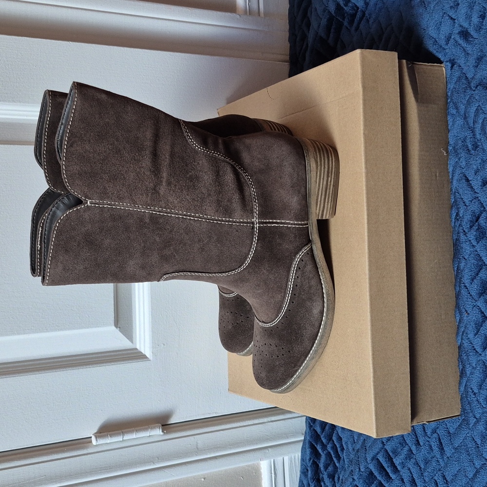 American Eagle Brown Suede Boots Size 8, New In Box!